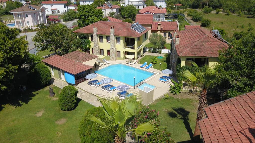 达利安Summer Life Villa Apart的享有带游泳池的房屋的空中景致