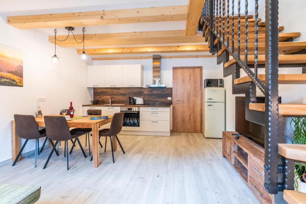 博希尼Apartmaji MM的厨房以及带桌椅的用餐室。