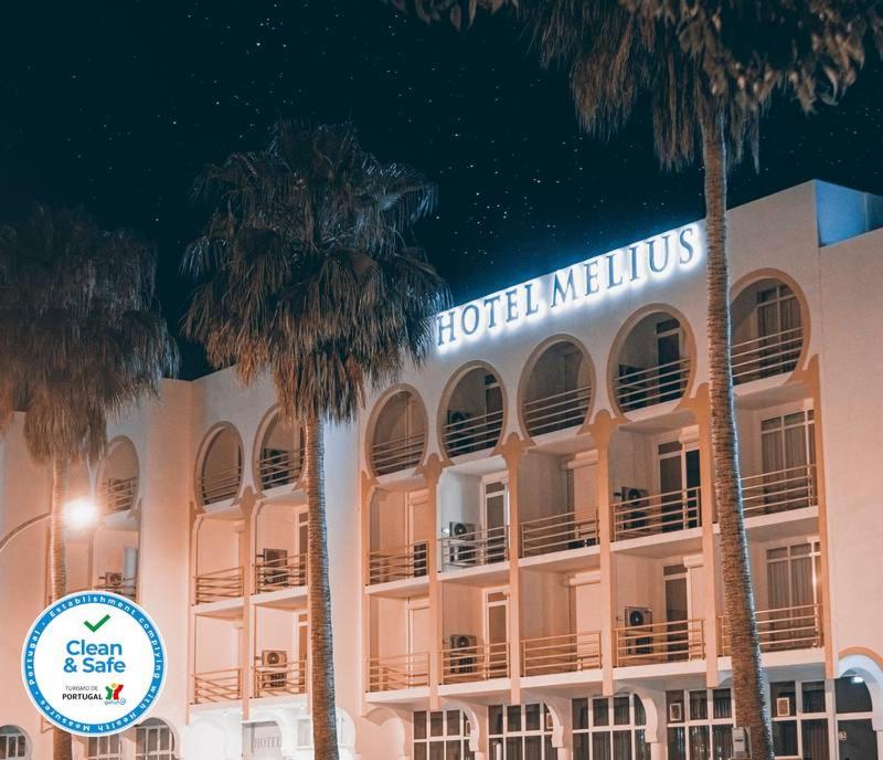 贝雅梅利斯酒店的一座楼前有棕榈树的酒店