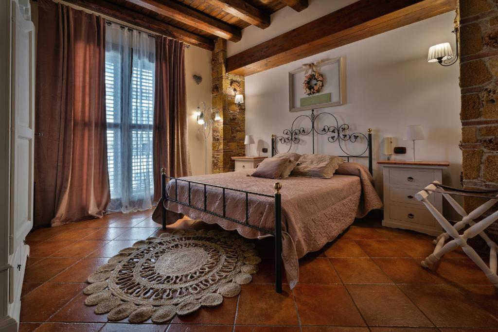 泰拉西尼乐欧司住宿加早餐酒店的一间卧室设有一张床和一个大窗户