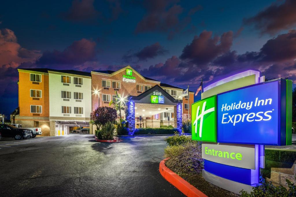 卡斯特罗谷Holiday Inn Express Castro Valley的停车场内有假日酒店特快标志的酒店