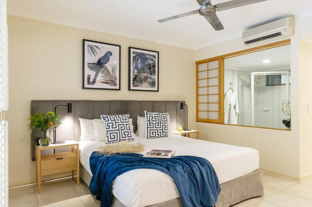 道格拉斯港Shantara Resort Port Douglas - Adults Only Retreat的一间卧室配有一张大床和镜子