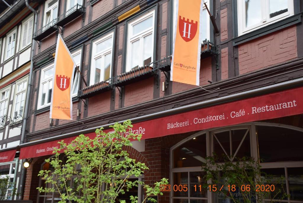 韦尼格罗德Café Burgstraße的前面有橘子旗的建筑