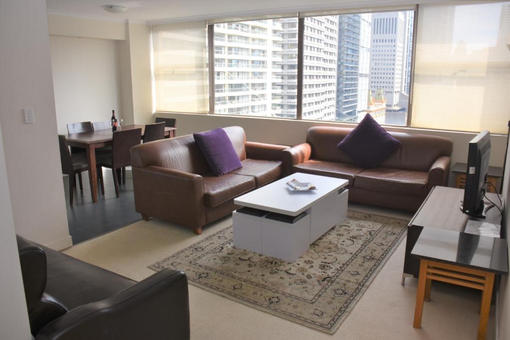 悉尼悉尼公寓 - 海德公园广场的客厅配有两张沙发、一张桌子和一张桌子