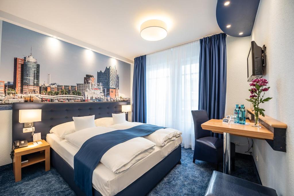 汉堡汉斯港汉堡酒店的酒店客房享有城市美景,配有一张床。