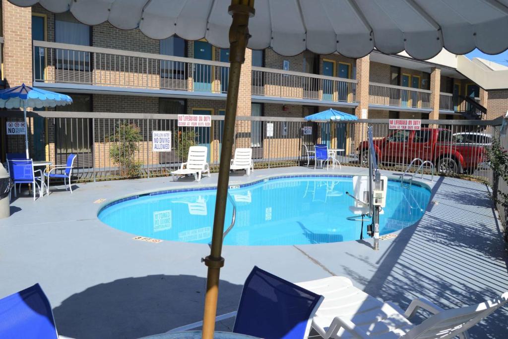 伊斯利伊斯利戴斯酒店的酒店前方的游泳池配有遮阳伞