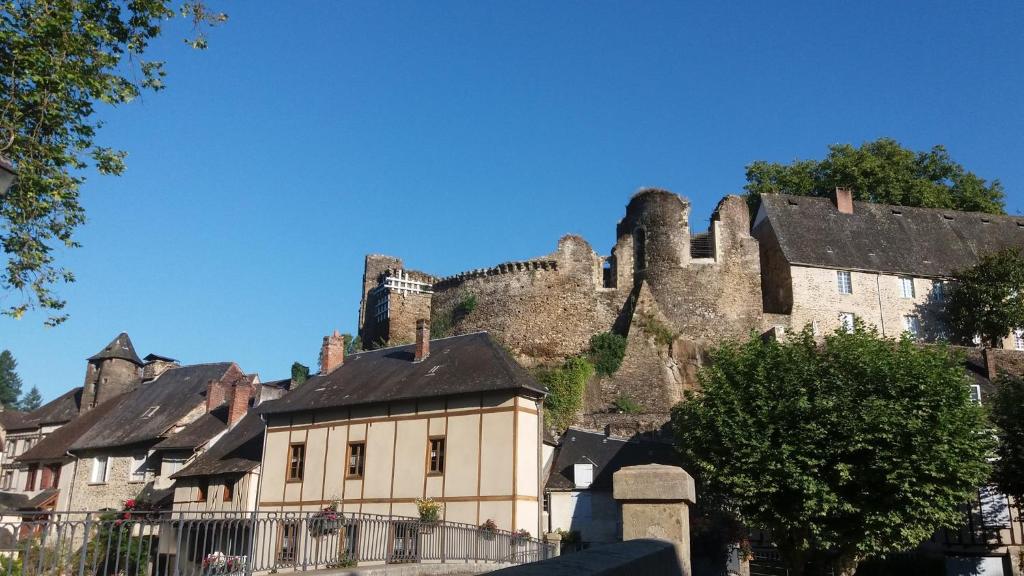 Ségur-le-ChâteauLa Ruche Chambres d'hôtes的一座古老的城堡位于小镇的顶部