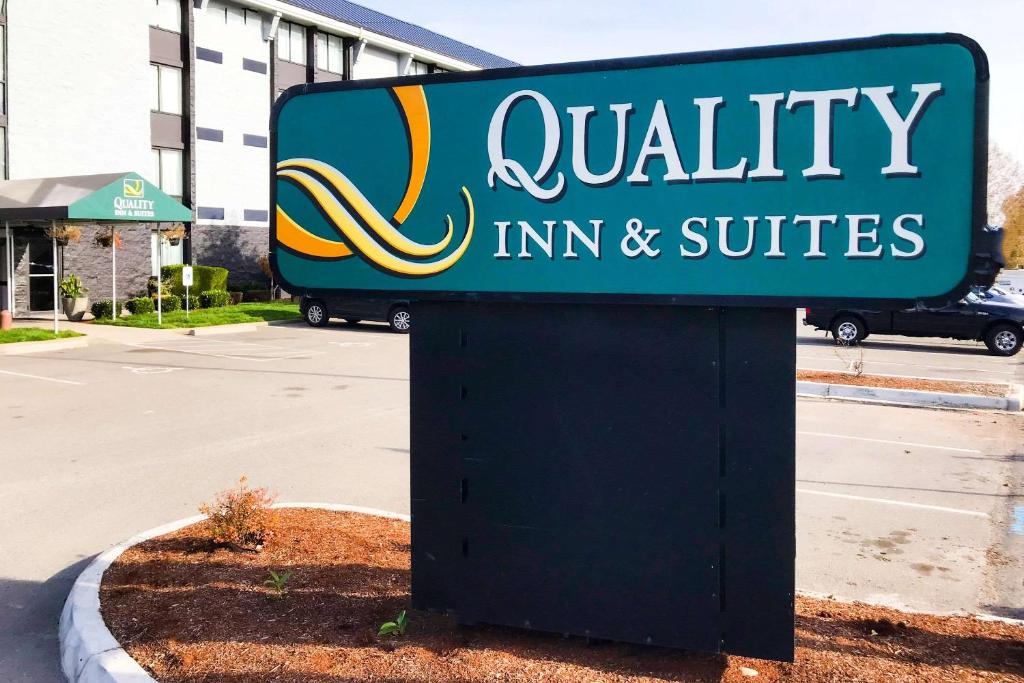 埃弗里特Quality Inn & Suites Everett的优质旅馆和套房的标志