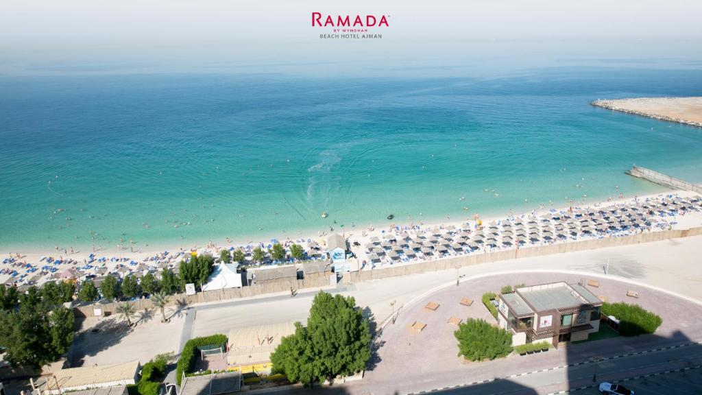 阿吉曼Ramada by Wyndham Beach Hotel Ajman的享有海滩和海洋的空中景致