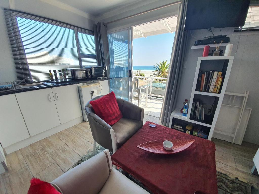 梅尔克博斯特兰Atlantic Studio - Compact unit with Sea Views的客厅配有桌子,享有海景