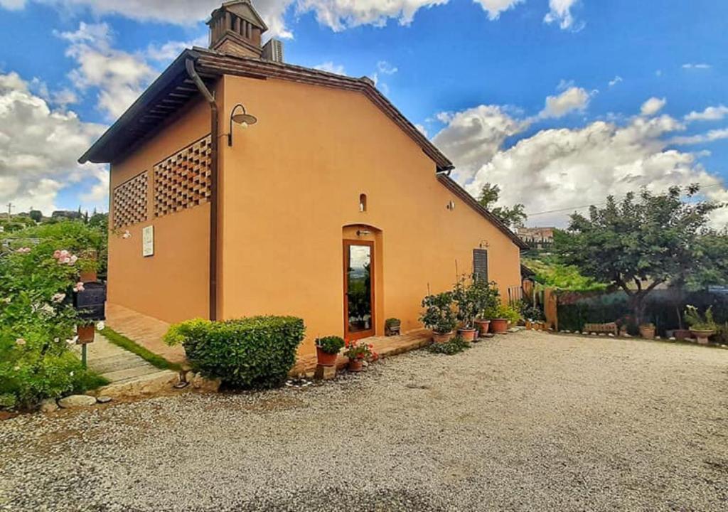 圣吉米纳诺B&B Il Fienile San Gimignano的一座小教堂,前面有植物