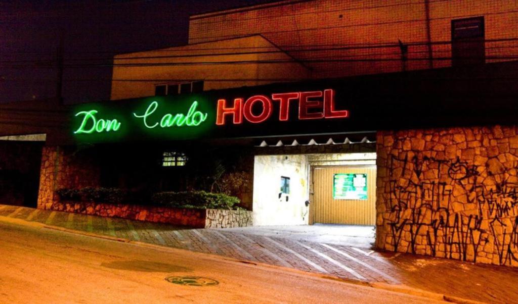 圣贝尔纳多-杜坎普HOTEL Don Carlo的一座带有标志的建筑,上面写着:bon cadela酒店