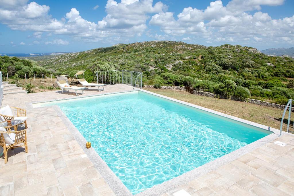 圣特雷莎加卢拉La casa di Memmi Suites & Rooms的山景游泳池