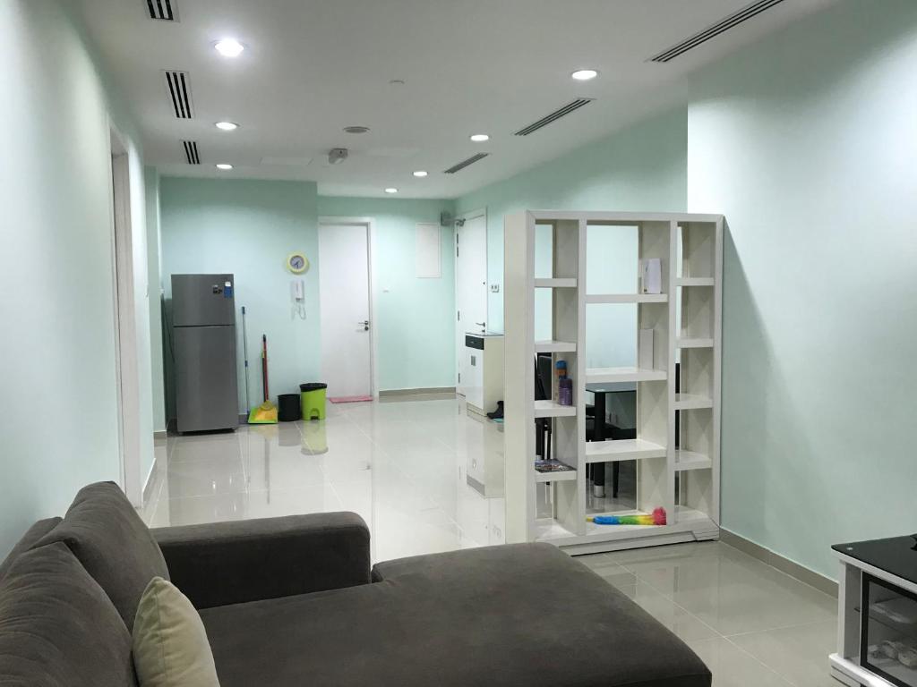 吉隆坡KLCC Apartment的带沙发和冰箱的客厅