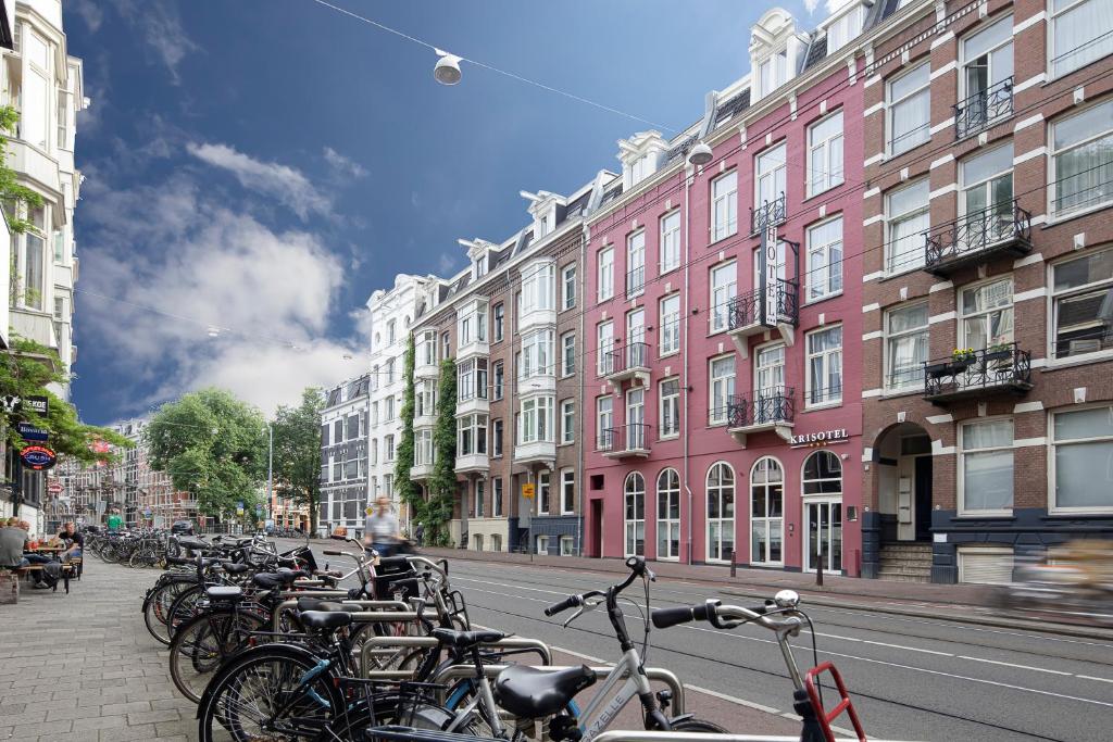 阿姆斯特丹Krisotel的停在城市街道上的一排自行车