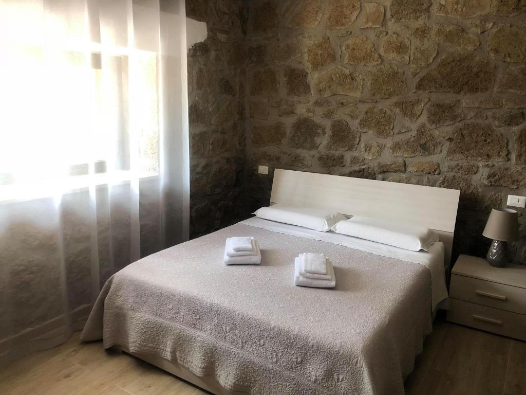 皮蒂利亚诺La Casa all'Oliveto的一间卧室配有带毛巾的床