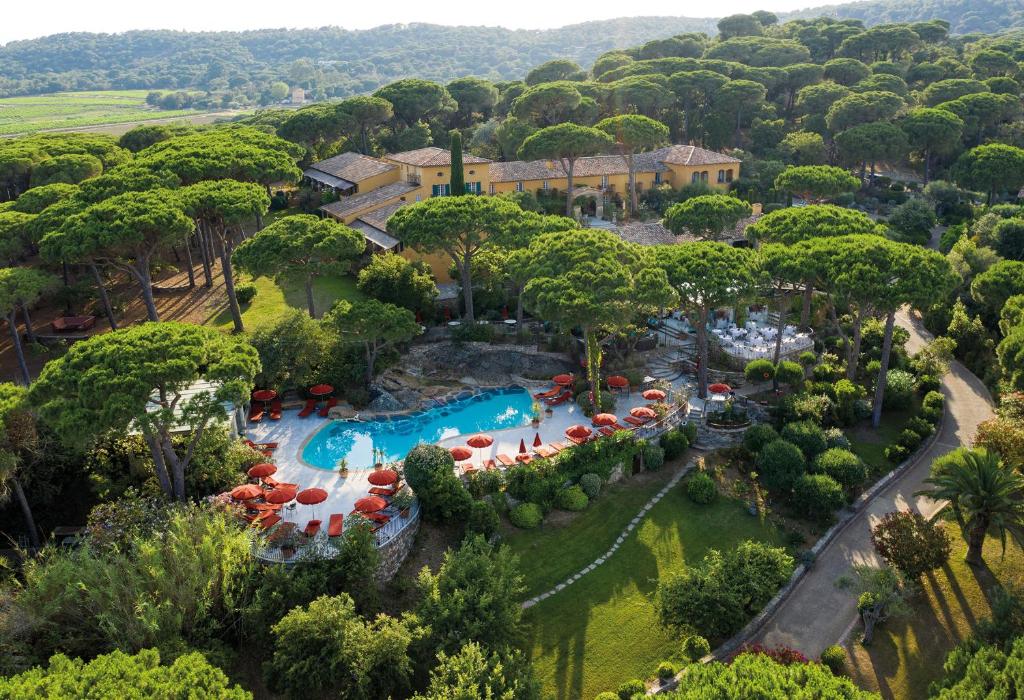 圣特罗佩Hôtel Villa Marie Saint Tropez的享有带游泳池的度假村的空中景致