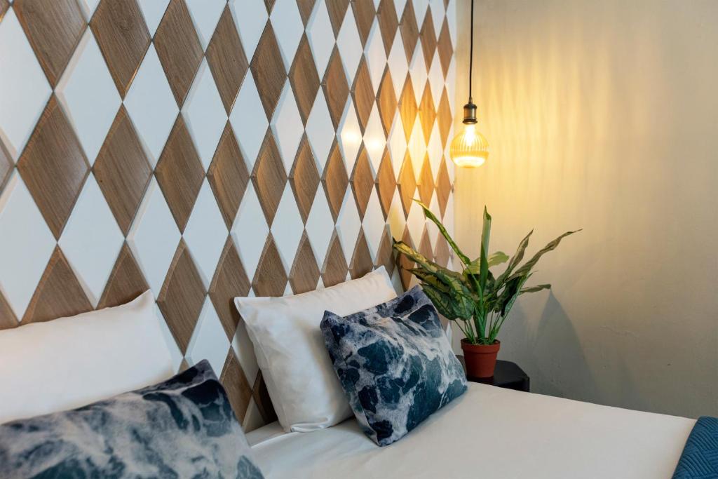 阿姆斯特丹昆汀金熊酒店的一间设有两张枕头的床的客房