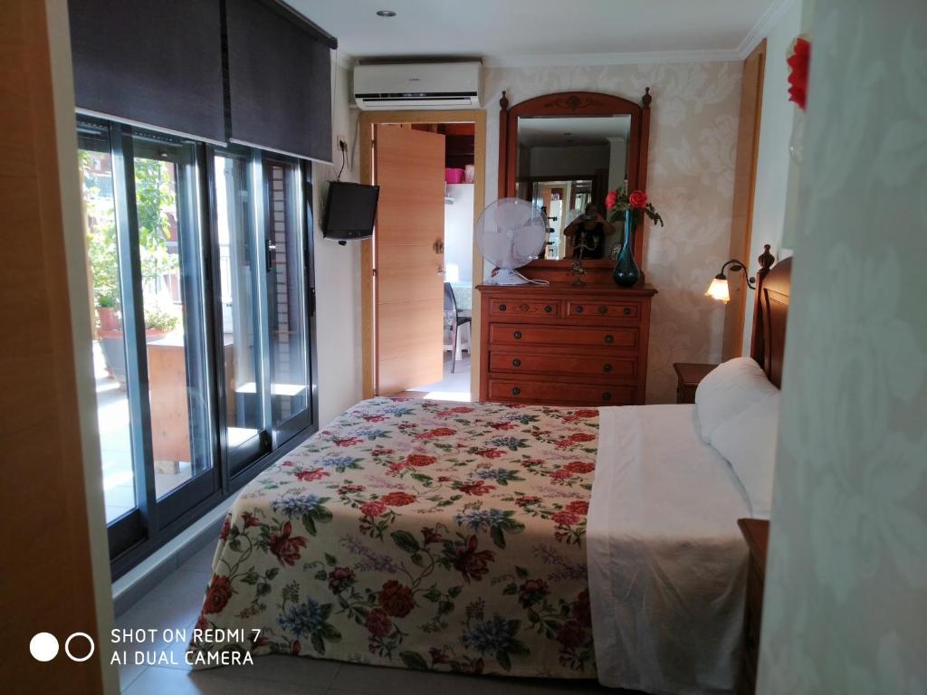 巴里亚纳Habitación en un Ático con gran terraza y,cocina ,en la playa的一间卧室配有一张床、梳妆台和镜子