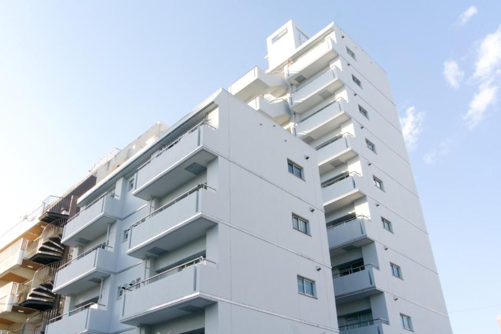 高知Apartment in Kochi-Vacation STAY 84284的蓝色天空下的白色公寓