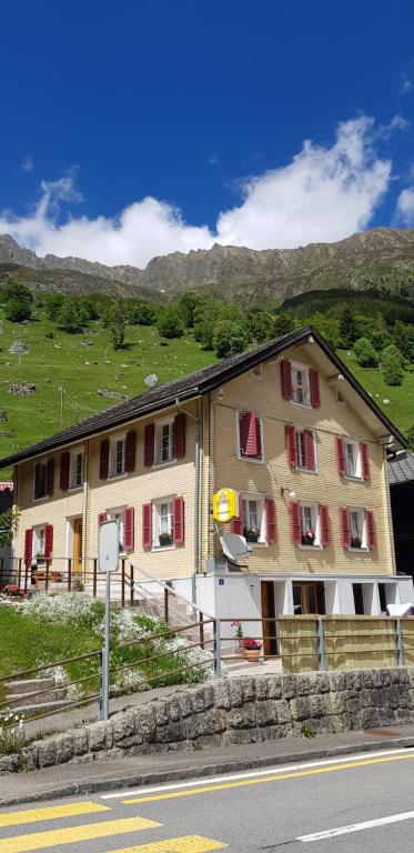 MeienGästehaus Alpenglühn的街道旁道路边的建筑物