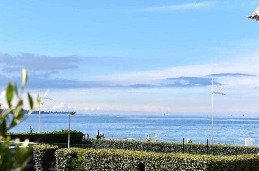 普雷兰Villa neuve sur pilotis vue mer à 30m de la plage的风车和围栏享有海景