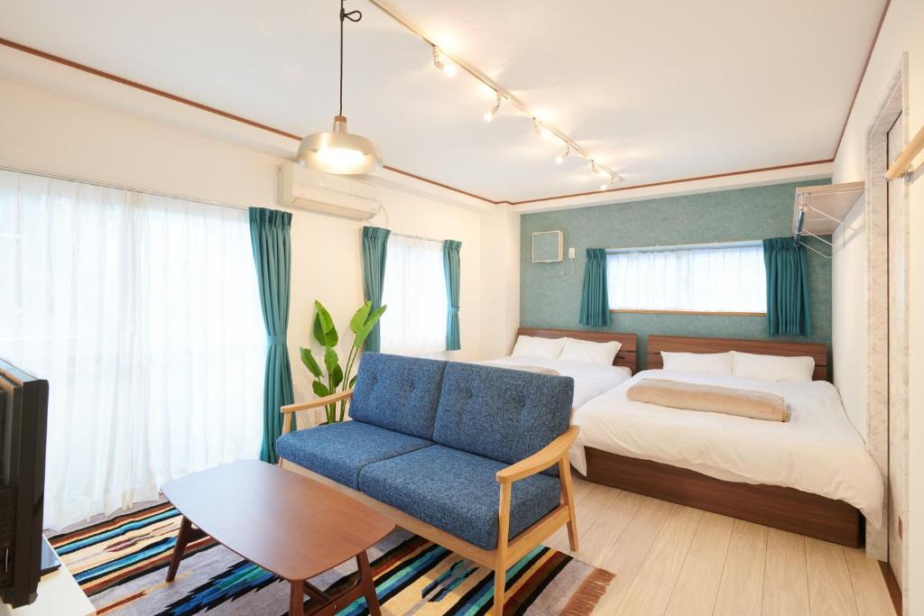 淡路Ryoshi Minpaku CHOUTA - Vacation STAY 7955的一间卧室配有一张床和一张蓝色椅子