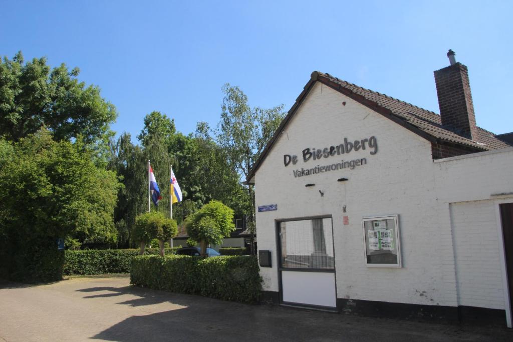 UlestratenDe Biesenberg的白色的建筑,旁边标有标志
