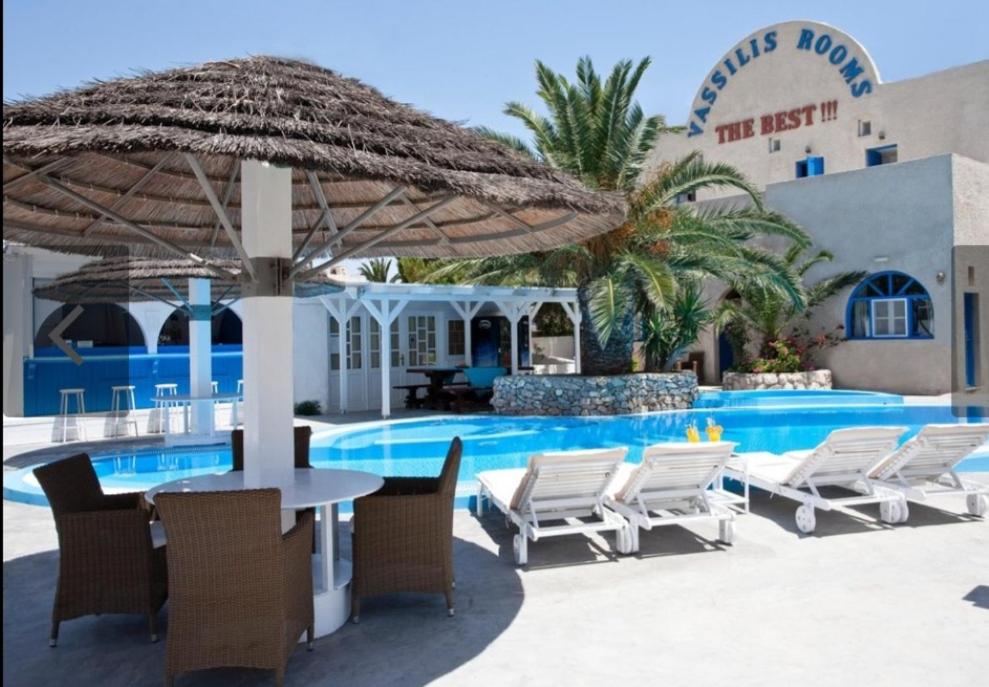 佩里萨最佳酒店的游泳池旁配有桌椅和遮阳伞