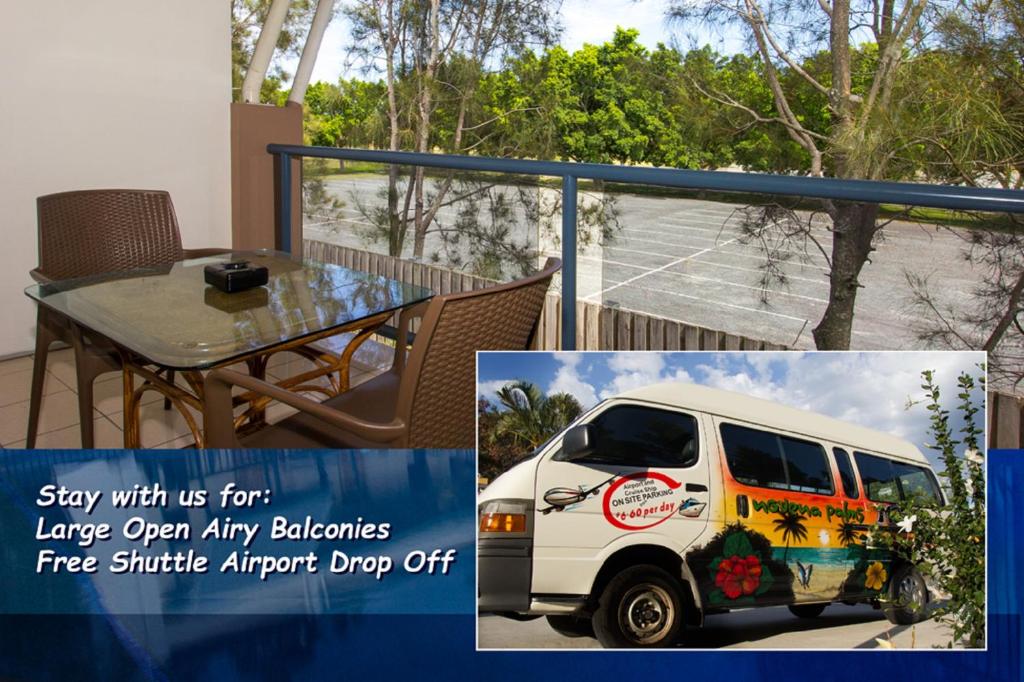布里斯班诺维娜棕榈汽车旅馆的停放在带桌子的阳台的小货车