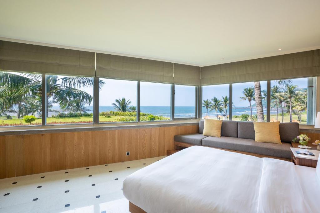 高雄西子湾沙滩会馆的一间卧室配有一张床、一张沙发和窗户。