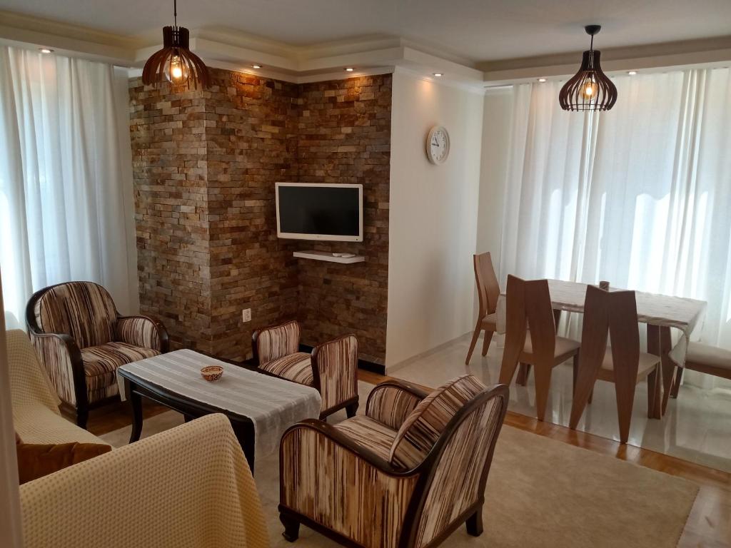 索非亚Valentina Bg Apartment的客厅配有桌椅和电视。
