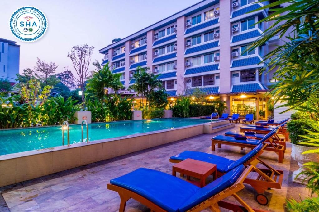 清迈萨库查广场酒店的一座带游泳池和大楼的酒店