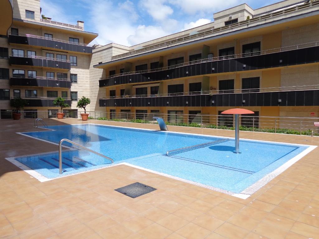 桑亨霍Residencial Pinamar的一座大楼前空的游泳池