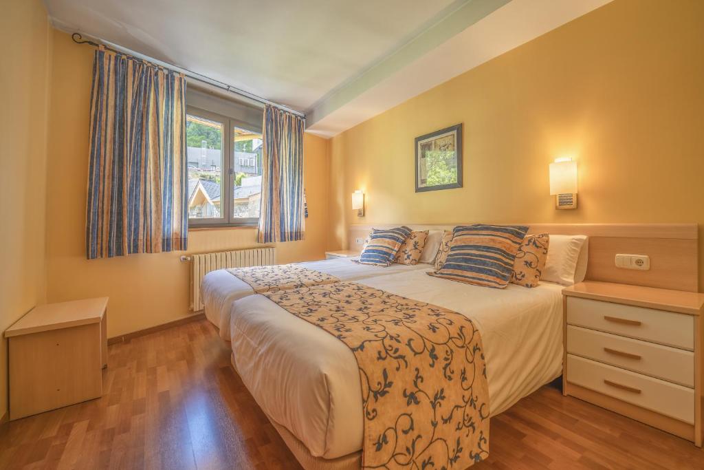 恩坎普德尔梅尔加公寓的一间卧室设有一张大床和一个窗户。