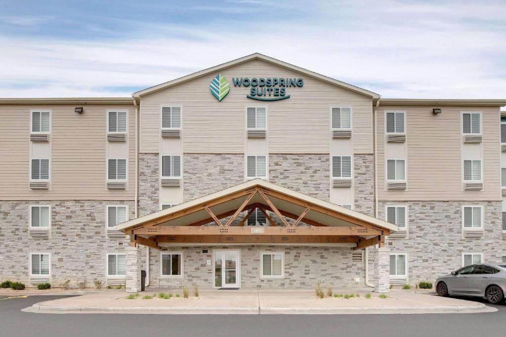 罗斯奇姆WoodSpring Suites Carol Stream - Chicago的一座大建筑,上面有标志