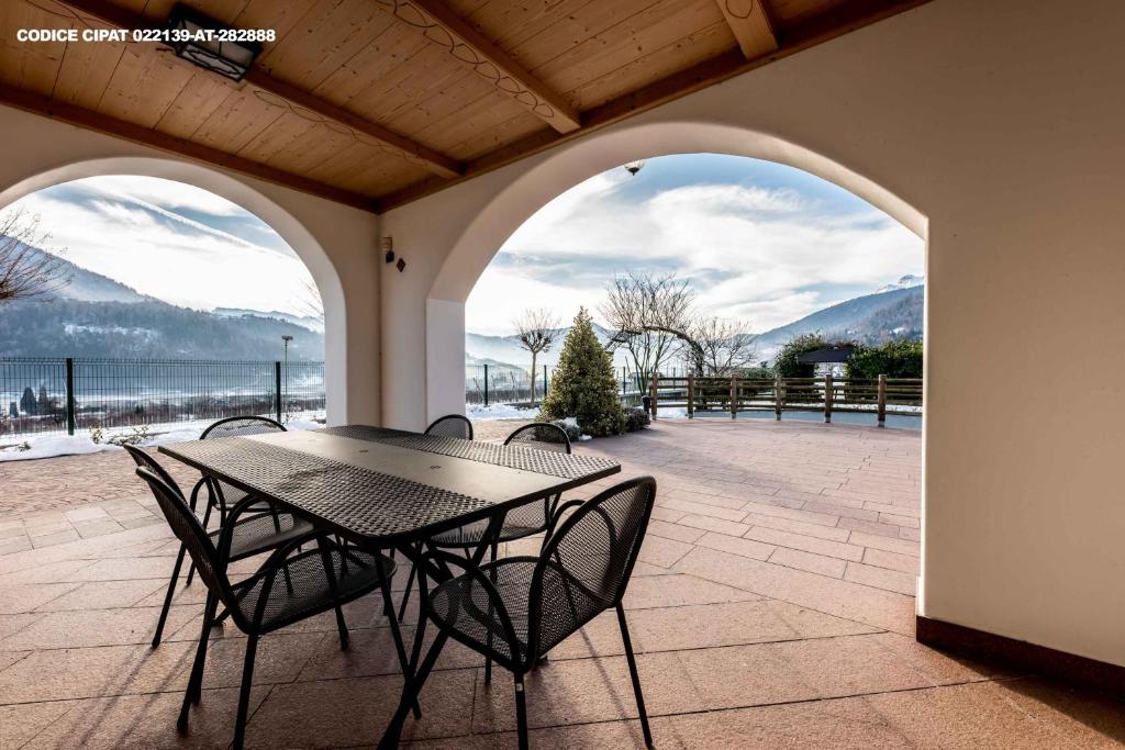 佩尔吉内瓦尔苏加纳Il Gallo的海景露台配有桌椅