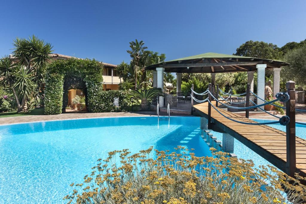 波尔图圣保罗黎莱斯费尼科泰洛罗莎酒店的一个带游乐场和木桥的游泳池