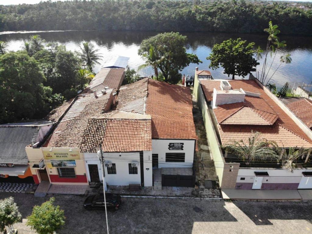 巴雷里尼亚斯卡萨教授旅舍的享有河边房屋的空中景致