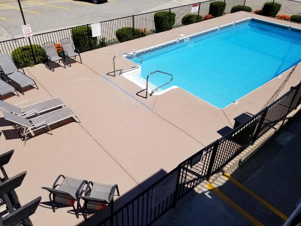 奥索尤斯Osoyoos Lakeview Inn & Suites的享有带躺椅和躺椅的游泳池的顶部景致