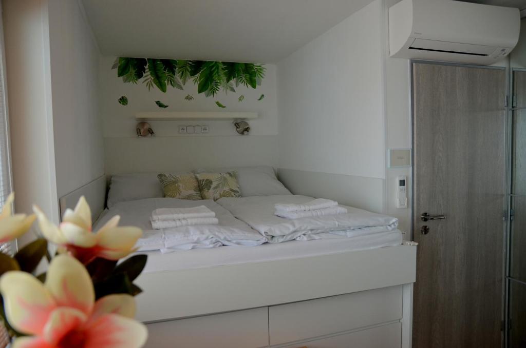 雷德尼斯Apartmány Marco Polo的白色的花房内的白色床