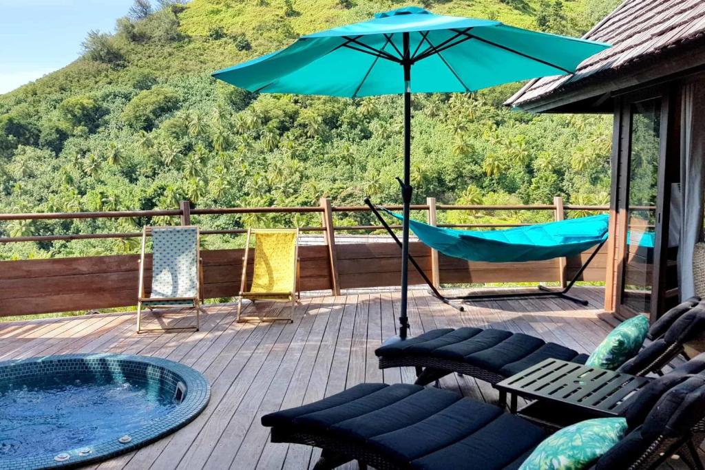 帕佩托艾Villa Anuanua by Tahiti Homes的一个带吊床和遮阳伞的庭院