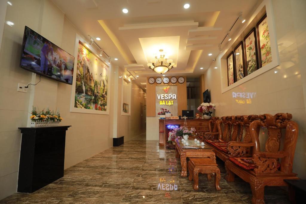 大叻VES - PA Luxury Hotel的大堂设有配备椅子的等候室和酒吧