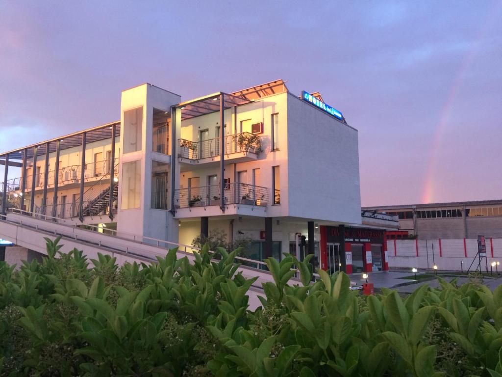 圣焦万尼泰亚蒂诺贝德商务酒店的天上有彩虹的建筑