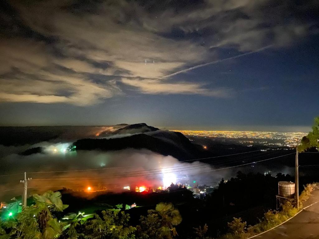 奋起湖阿里山湘庭观景民宿的夜晚城市与山脉的景观