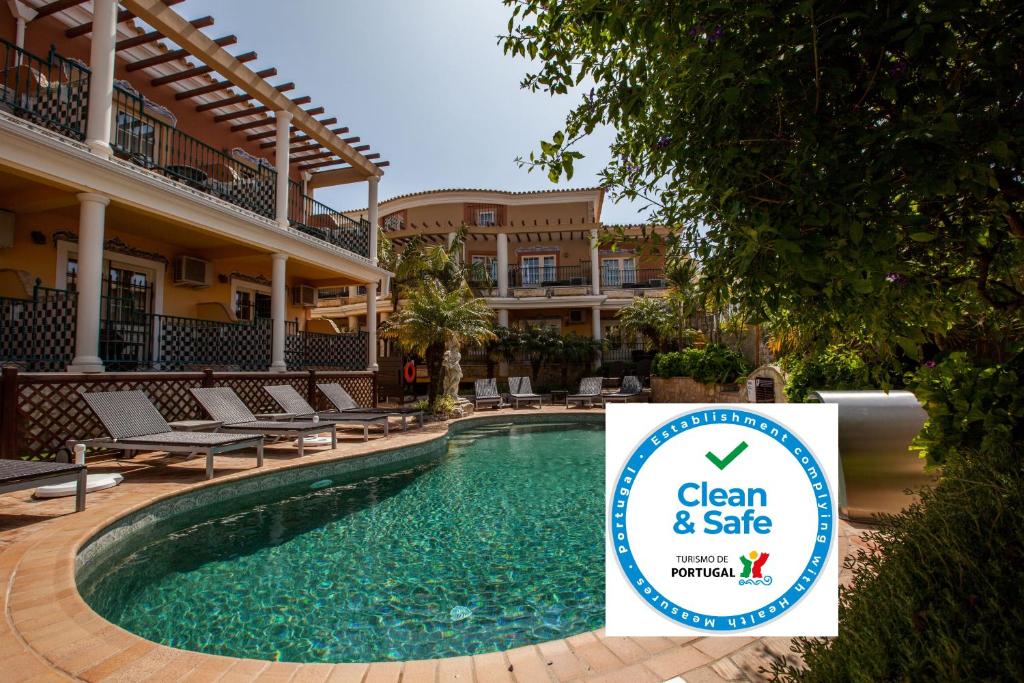 拉戈斯Charming Residence & Guest House Dom Manuel I Adults only的酒店清洁安全游泳池的标志