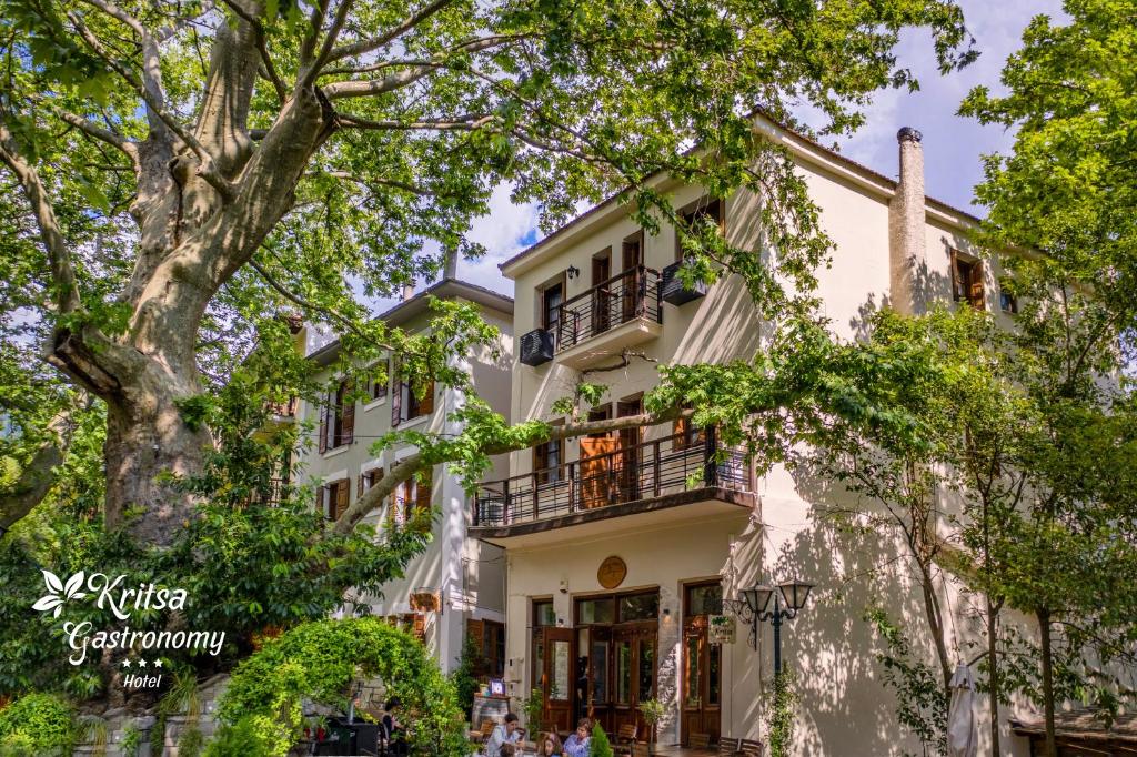 波尔塔里亚克利萨美食酒店的带阳台和树木的白色房屋
