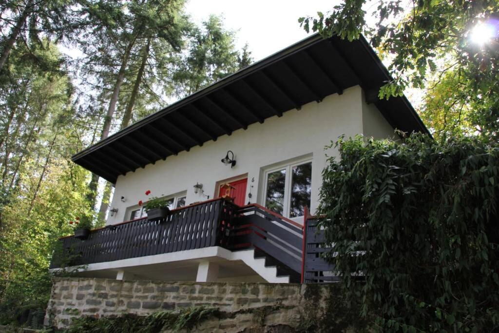 维安登The Vianden Cottage - Charming Cottage in the Forest的一间黑色屋顶的白色小房子