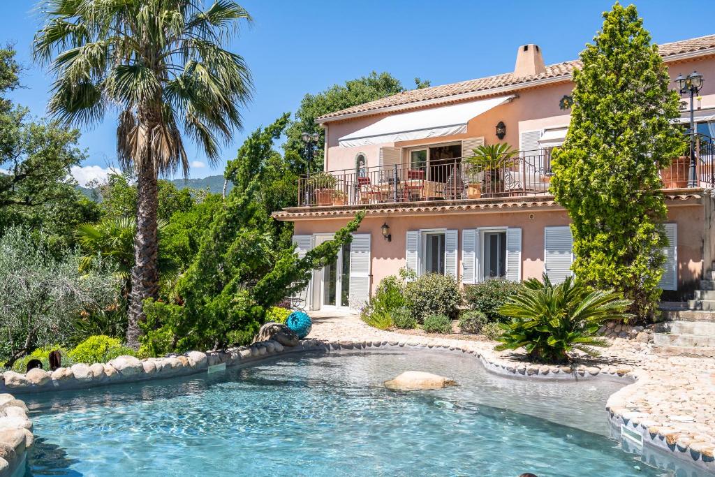 法沃内Casa del Sole Chambres d'Hotes de Charme的一座房子前面设有游泳池