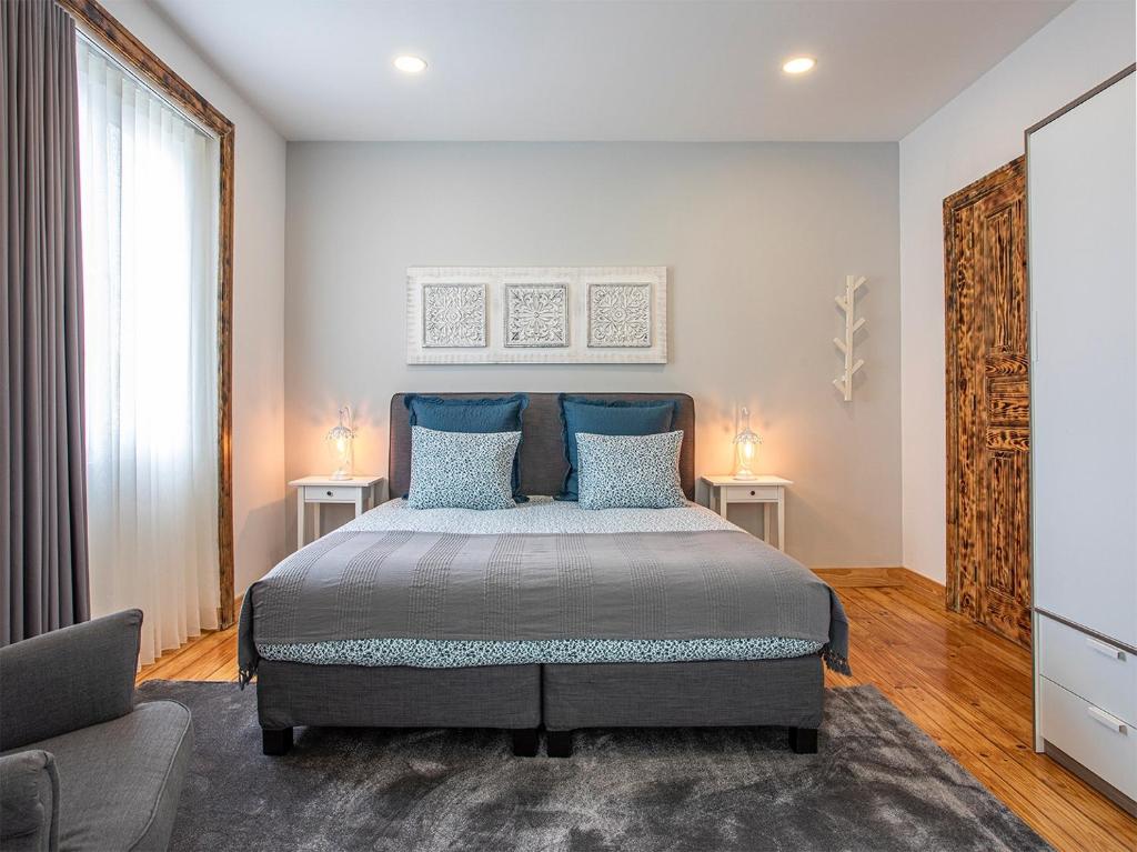 加亚新城Porto Je T'aime - Sweet Rooms的一间卧室配有一张带蓝色枕头的大床
